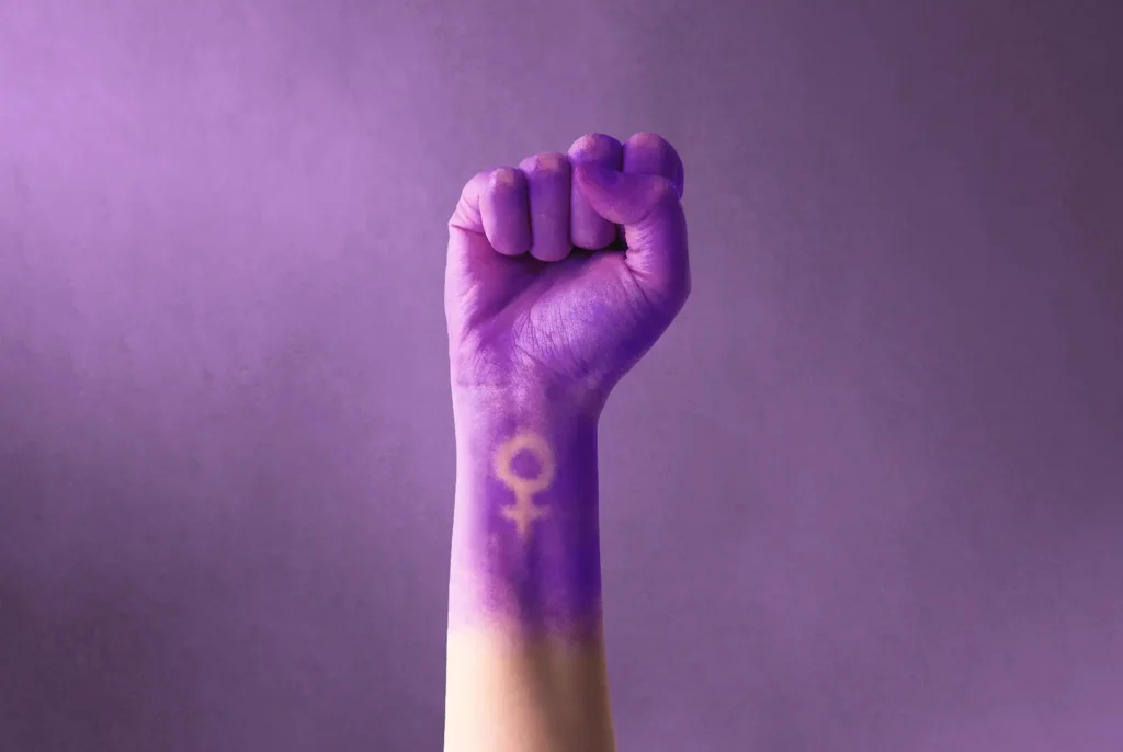 poing mauve droits des femmes
