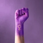 poing mauve droits des femmes