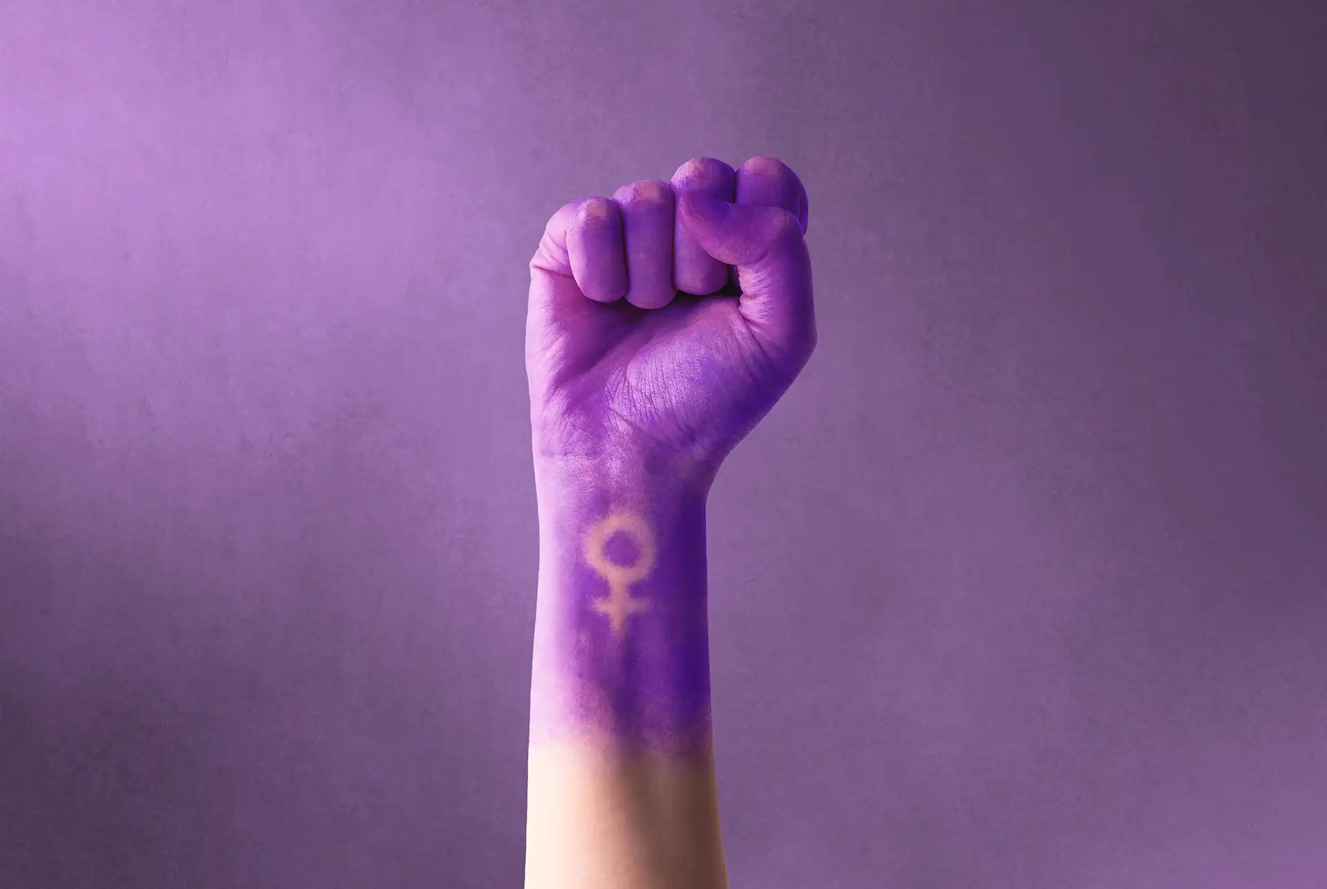 poing mauve droits des femmes